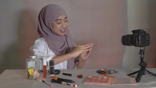 Azji muzułmanka piękno blogger samouczek przez puff puder makijaż na policzek — Wideo stockowe