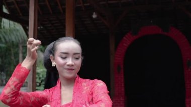 Java dansçısı dans pozunu gösteriyor.