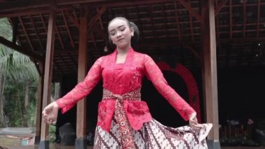 Java dansçısı dans pozunu gösteriyor.