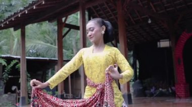 Java dansçısı dans pozunu gösteriyor.