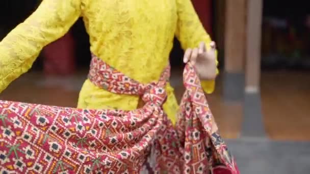 Zbliżenie tradycyjnych tancerzy javanese — Wideo stockowe