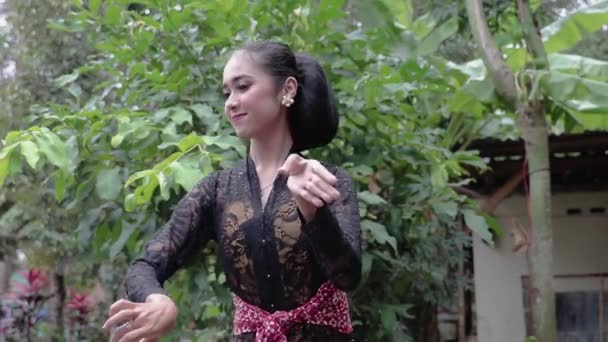 Bailarina javanesa mostrando su pose de baile — Vídeo de stock