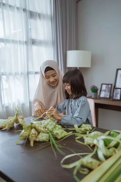 Ibu muslim mengajari putrinya bagaimana membuat ketupat untuk barbar. — Stok Foto