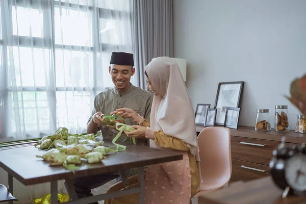 Pareja haciendo ketupat para eid mubarak juntos —  Fotos de Stock