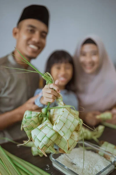 Muslim asian family making ketupat for eid mubarak together — Stok Foto