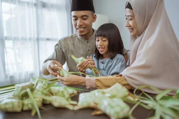 Moslim aziatische familie maken ketupat voor eid mubarak samen — Stockfoto