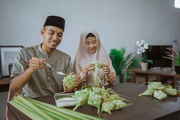 Par gör ketupat för eid mubarak tillsammans — Stockfoto
