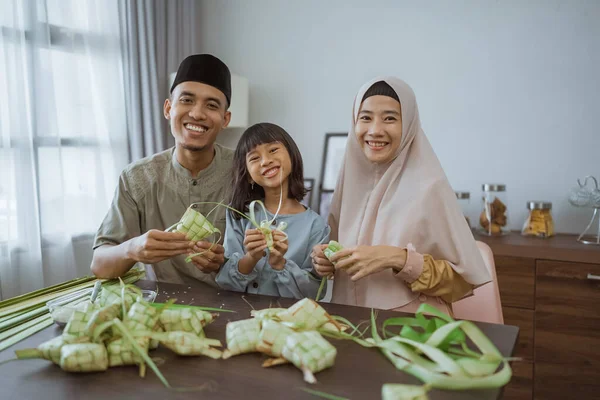 Muslim asian family making ketupat for eid mubarak together — 스톡 사진