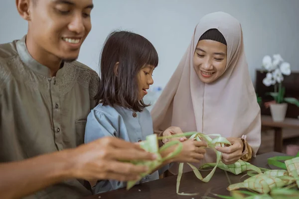 Muslim asian family making ketupat for eid mubarak together — Stok Foto