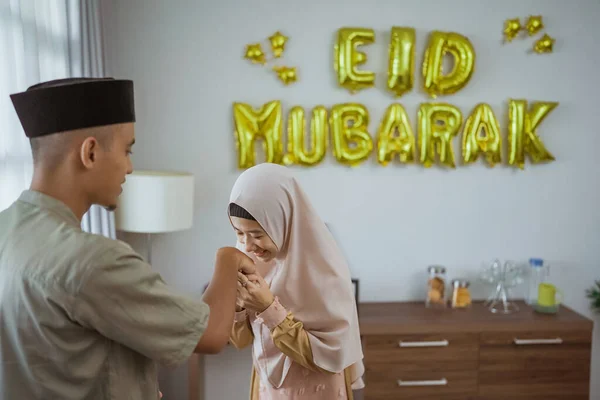 Pasangan muslim meminta maaf satu sama lain di Mubarak — Stok Foto