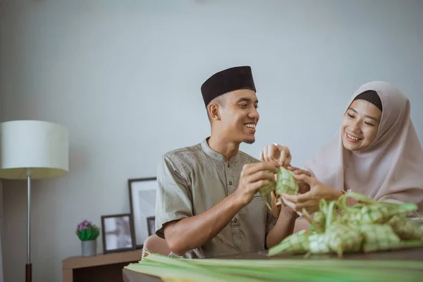 Pasangan membuat ketupat untuk eid mubarak bersama-sama — Stok Foto