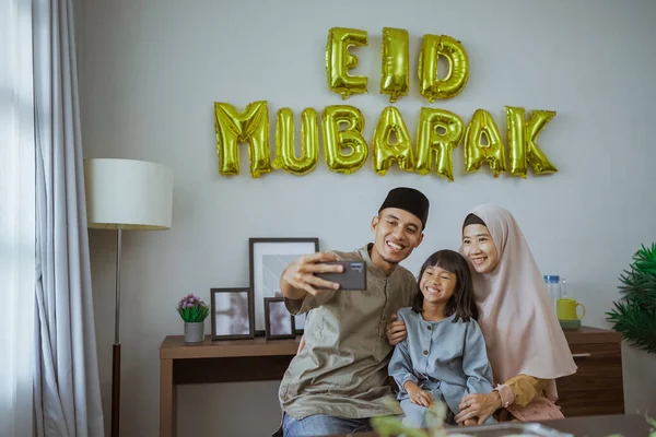 Keluarga membuat panggilan video dan mengambil selfie dengan dekorasi eid mubarak — Stok Foto