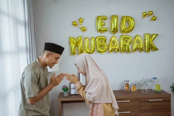 Pasangan muslim meminta maaf satu sama lain di Mubarak — Stok Foto