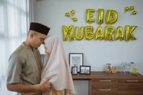 Pasangan muslim saling merangkul selama masa Idul Mubarak — Stok Foto