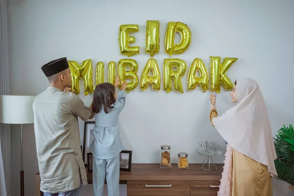 Muslim menghias huruf barbar yang terbuat dari balon — Stok Foto