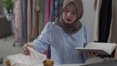 Müslüman iş kadını çevrimiçi ecommerce dükkanı sahibi
