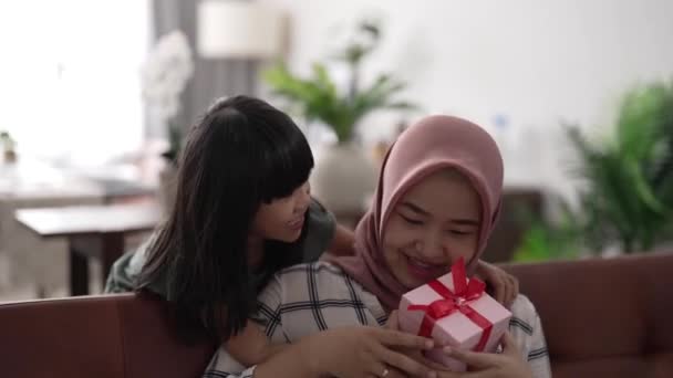Aufgeregte Mutter bekommt neues Überraschungsgeschenk von ihrem kleinen Mädchen — Stockvideo