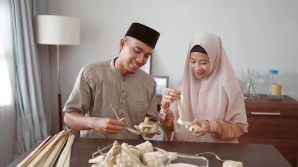 Musulmán haciendo ketupat para eid mubarak en casa — Vídeo de stock