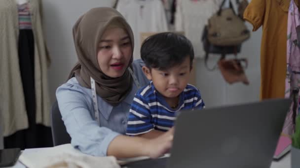 Mère musulmane avec fils travaillent à son bureau à la maison — Video
