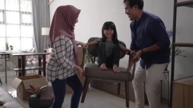 Müslüman Asyalı aile yeni bir eve taşınıyor.