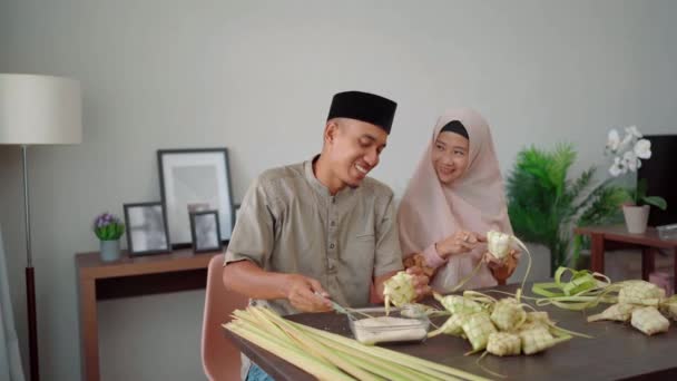 Мусульмане делают кетупат для мубарака дома — стоковое видео