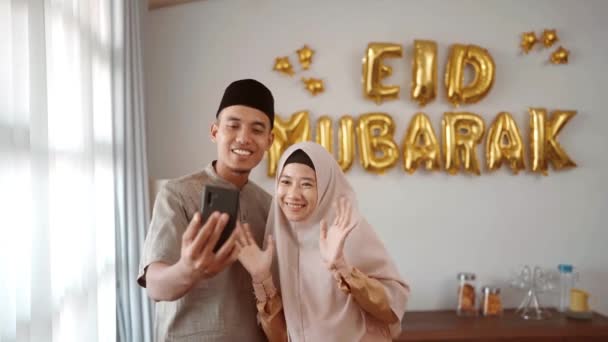 Familj gör ett videosamtal och tar selfie med eid mubarak dekoration — Stockvideo