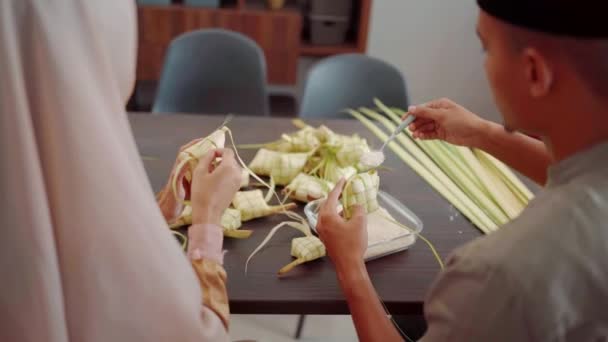 Muslim fazendo ketupat para eid mubarak em casa — Vídeo de Stock