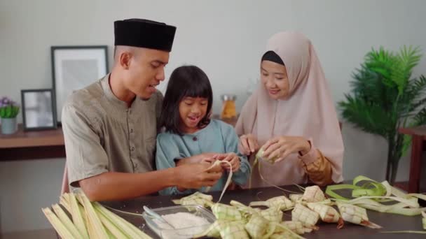 Muszlim ázsiai család így ketupat eid mubarak együtt — Stock videók