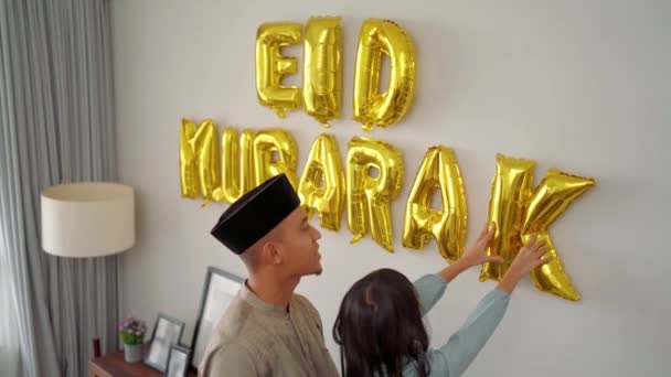 Ojciec i córka muzułmanin dekoracja eid mubarak list z balonu — Wideo stockowe