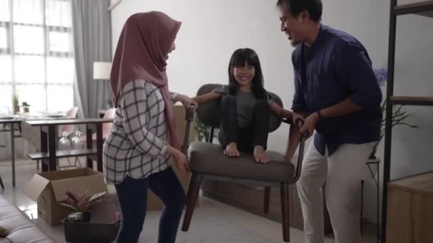 Moslim aziatische familie verhuizen naar nieuw huis — Stockvideo