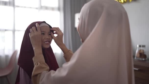 Muslim ibu memperbaiki nya dauhgter kerudung pada ramadan — Stok Video