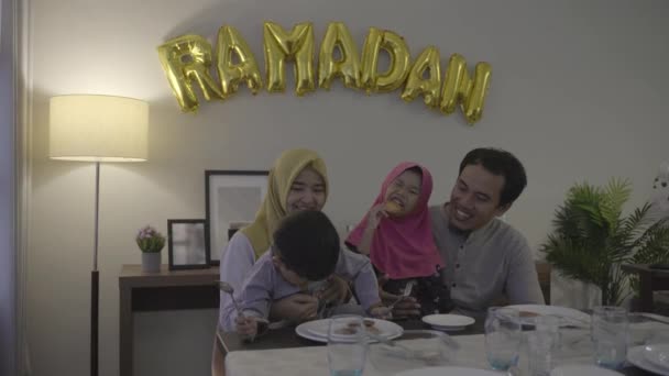 Muçulmano asiático família quebrando o rápido juntos — Vídeo de Stock