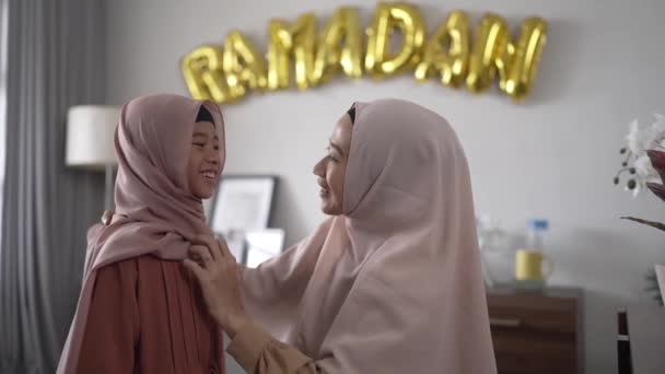 Madre musulmana arreglando su pañuelo para la cabeza en ramadán — Vídeos de Stock