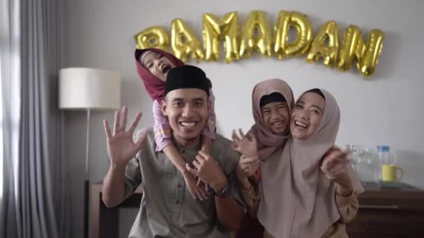 Hermosa familia musulmana retrato juntos sonriendo a la cámara — Vídeos de Stock