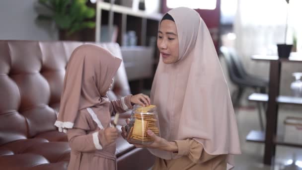 Ibu dan anak perempuan dengan hijab makan bersama-sama — Stok Video