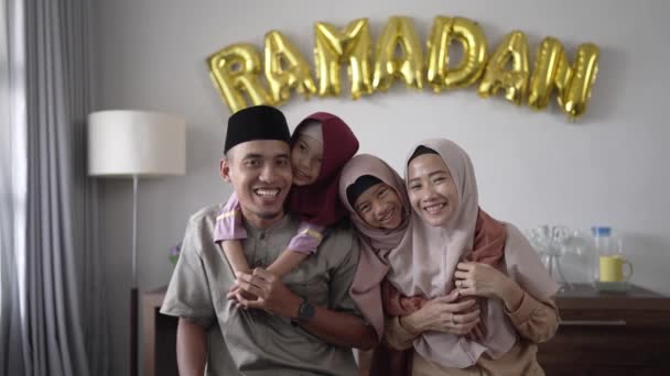 Bellissimo ritratto di famiglia musulmano insieme sorridente alla macchina fotografica — Video Stock