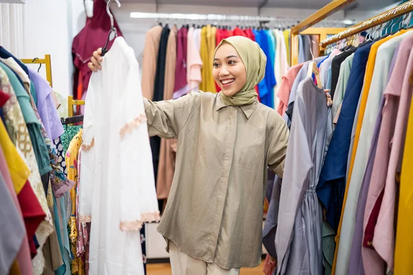 Мусульманская женщина путает выбор между двумя одеждами — стоковое фото