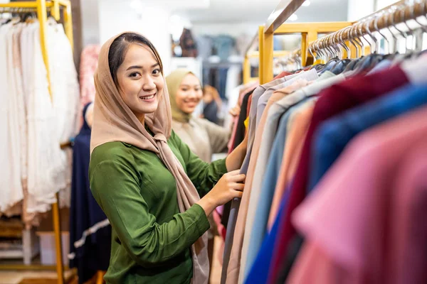 Muszlim nő vásárol új ruhát divat áruház barátjával — Stock Fotó