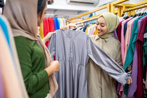 Красиві мусульманські жіночі покупки з другом разом — стокове фото