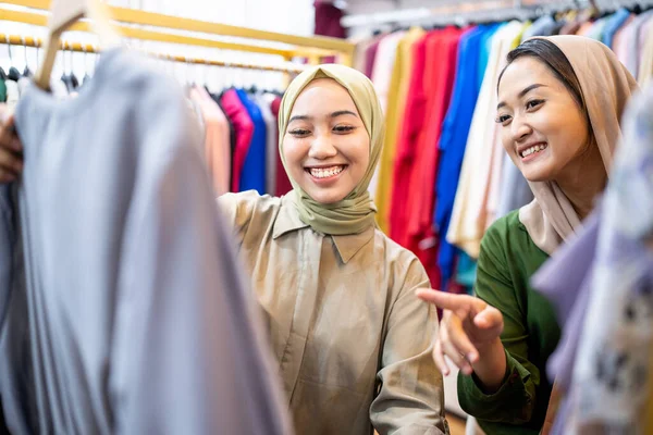 Musulmane amie acheter nouvelle robe au magasin de mode — Photo