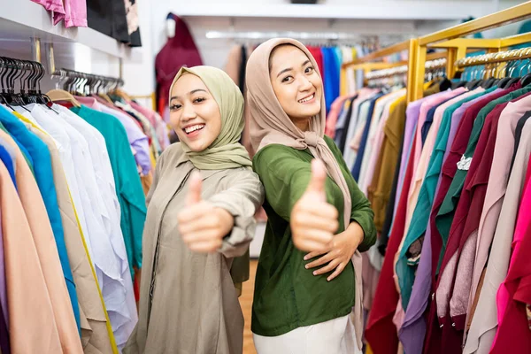 Butik dükkanında peçeli bir kadın var.