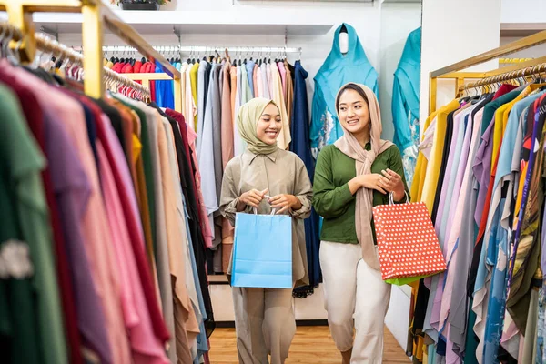 Muslim fêmea andando e segurando saco de compras — Fotografia de Stock