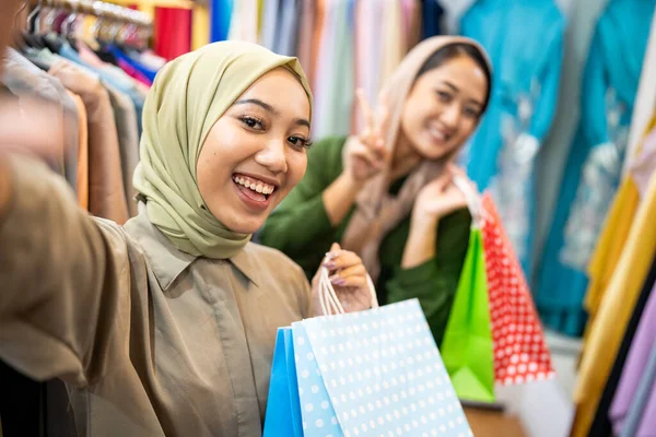 Muslimische Frau geht und hält Einkaufstasche — Stockfoto