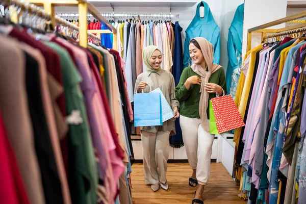 Мусульманська жінка ходить і тримає сумку для покупок — стокове фото