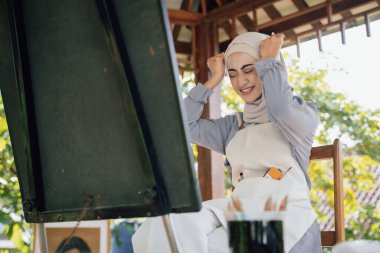 Stüdyoda çalışırken müslüman kadın düşüncesi