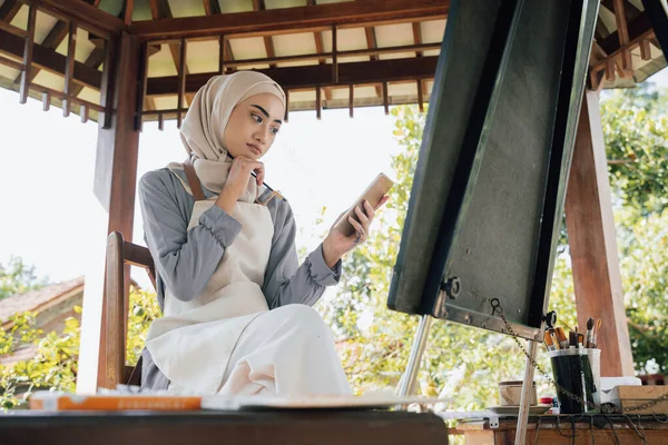 穆斯林女性艺术家从她的手机中寻找灵感 — 图库照片