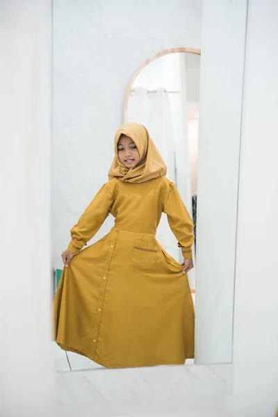 イスラム教徒の子供はショッピングモールの試着室で鏡の中で服を着て — ストック写真