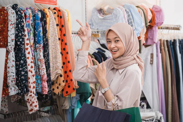 Attrayant asiatique femme avec hijab écharpe shopping dans boutique — Photo