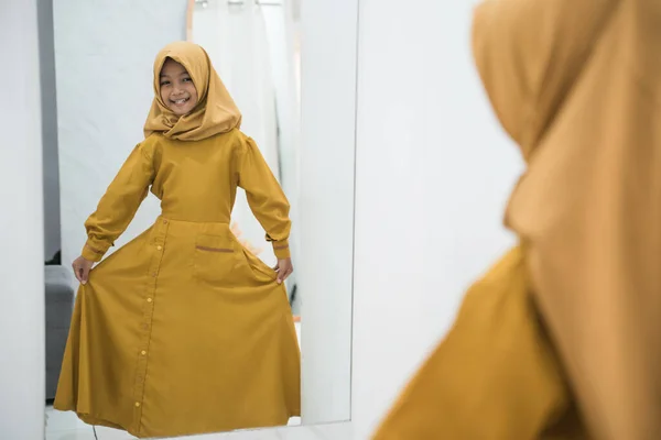 イスラム教徒の子供はショッピングモールの試着室で鏡の中で服を着て — ストック写真