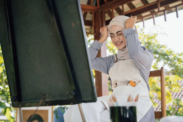 Pensamiento femenino musulmán mientras trabajaba en su proyecto en el estudio — Foto de Stock